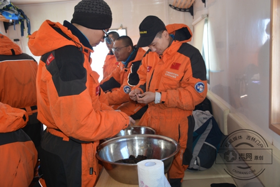 吉大科考队南极深冰芯钻探总深度突破800米大关