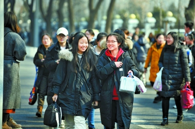 2月19日，中央美院2019年艺考启动，在北京服装学院考点，考生们结伴而行，表情轻松地进场考试。记者 和冠欣摄