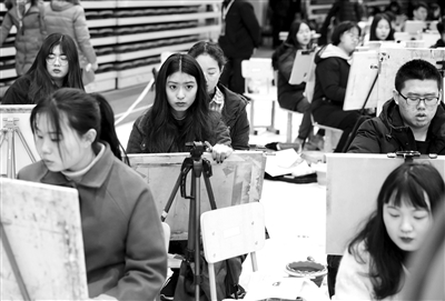 2月16日，报考北京电影学院美术学院的考生在初试现场作画。 新华社发