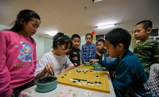 4月14日，呼伦贝尔市儿童福利院的孩子们在围棋课堂上切磋棋艺。