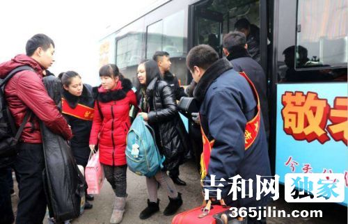 长春站携手公交接长大特教学院学生 22名残疾大学生安全踏上回家路