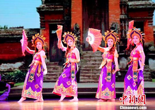 图为东盟留学生表演本国特色舞蹈。　邓惠文　摄