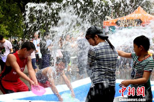 图为各国学生泼水嬉戏，尽情享受泼水节乐趣。　邓惠文　摄