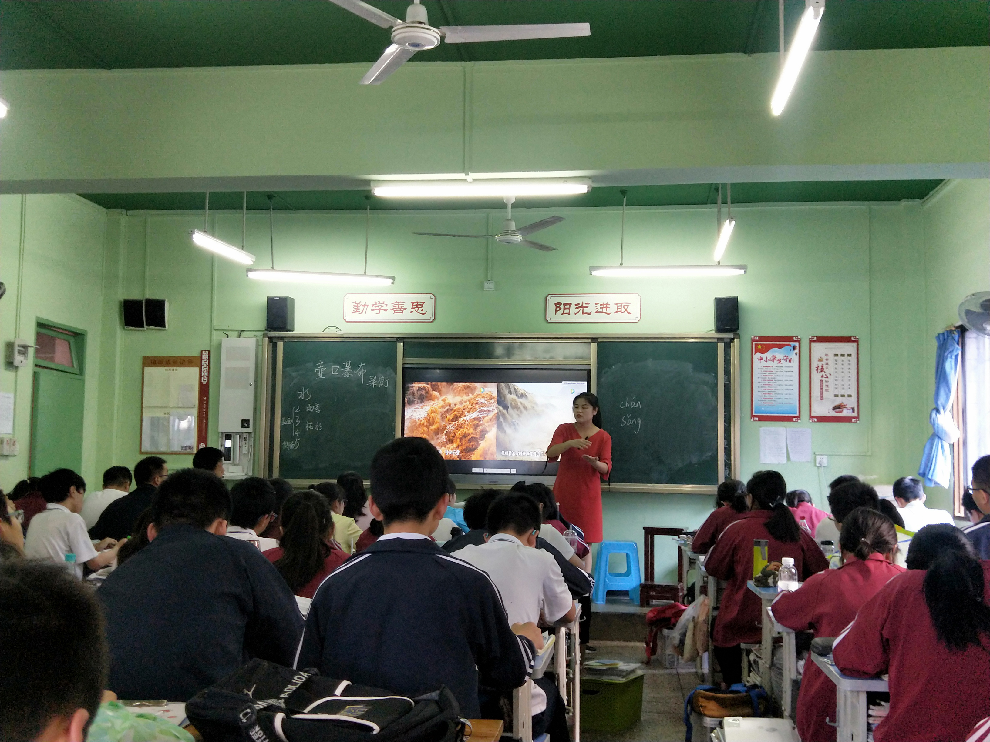 卓越教师班的学生在一线课堂实习 长江师范学院供图.png