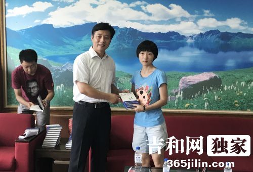 邵志豪赠新生书籍 东亚经贸新闻记者 张秋磊