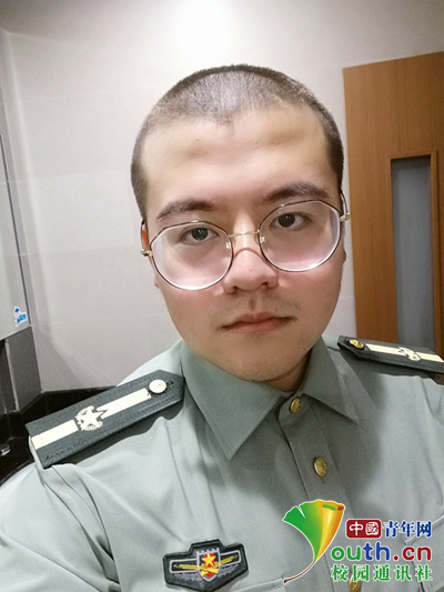 图为陈镜宇剃完头发后.受访者供图