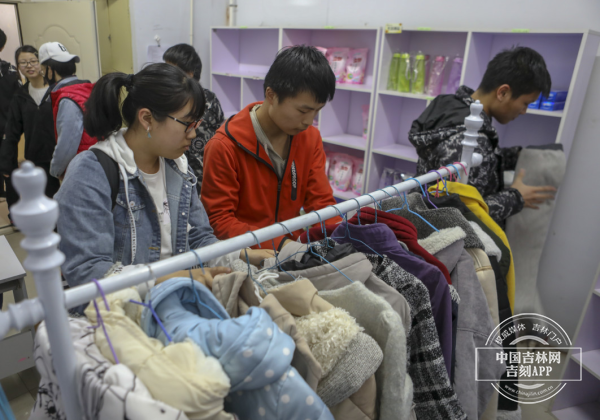 暖心闻!这所大学里的爱心超市购物不花钱，贫困生只需支付爱心币
