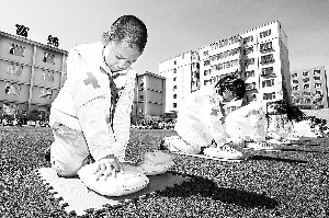 同学们进行心肺复苏演练