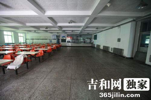 走进长春大学特教食堂——桌椅集中放、员工用手语服务