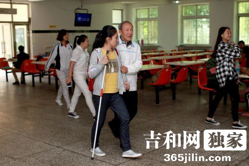 65岁的导盲爷爷