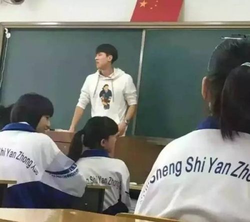 吉林省实验中学体育老师课堂上大秀腹肌被赞男神 蝶泳一级运动员(图)