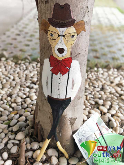最文艺作业!广西大学生在树干上作画 卡通形象萌翻校园